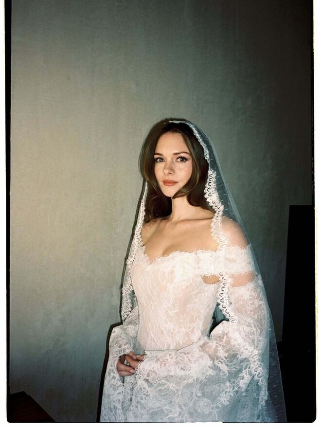 Stella Banderas casou com Alex Gruszynski em Espanha, numa cerimónia elegante com Antonio Banderas e Melanie Griffith