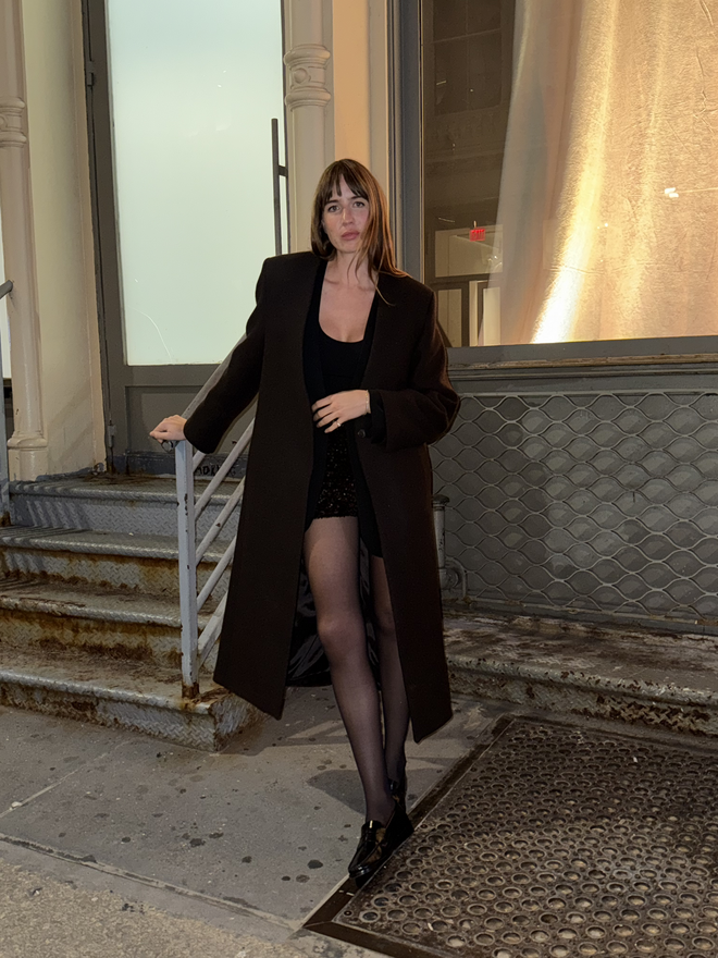 Lizzy Hadfield revela preferência por peças minimalistas e intemporais.
