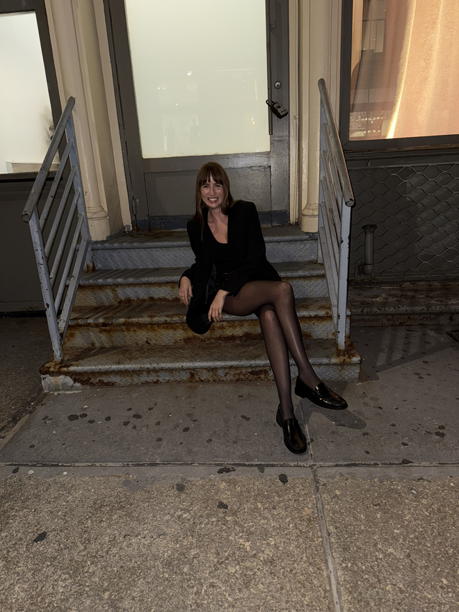 Lizzy Hadfield revela preferência por peças minimalistas e intemporais.
