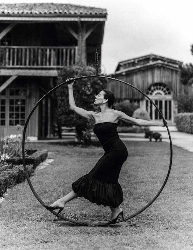 Vestido em seda e sapatos em veludo, ambos Longchamp.