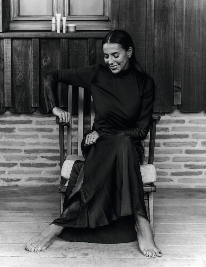 Vestido em seda e sapatos em veludo, ambos Longchamp.