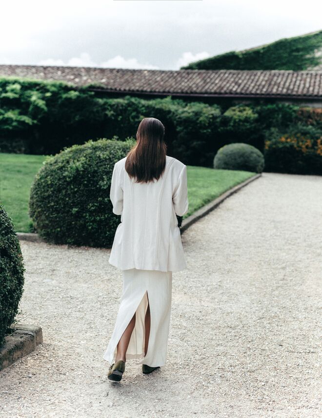Vestido em seda e sapatos em veludo, ambos Longchamp.