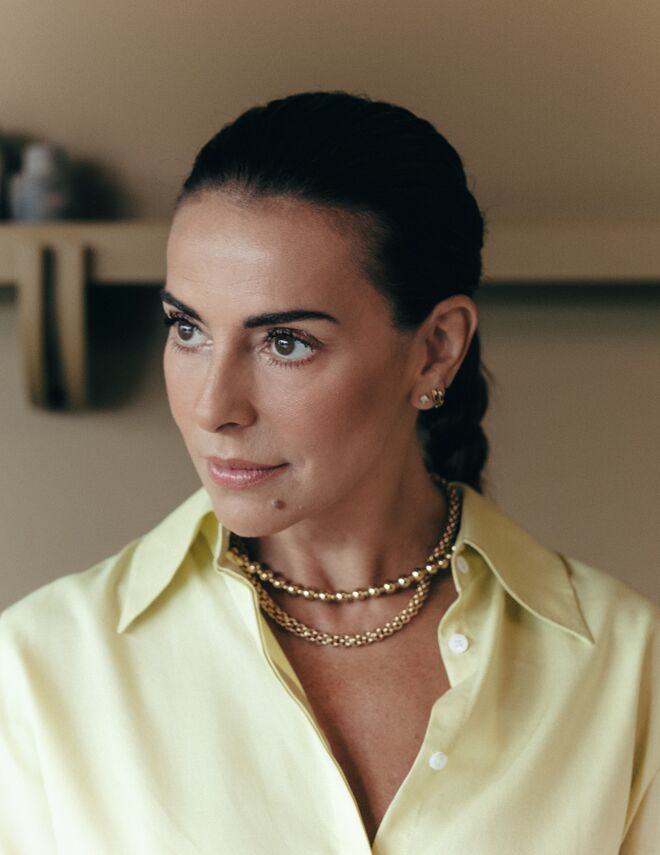 Vestido em seda e sapatos em veludo, ambos Longchamp.