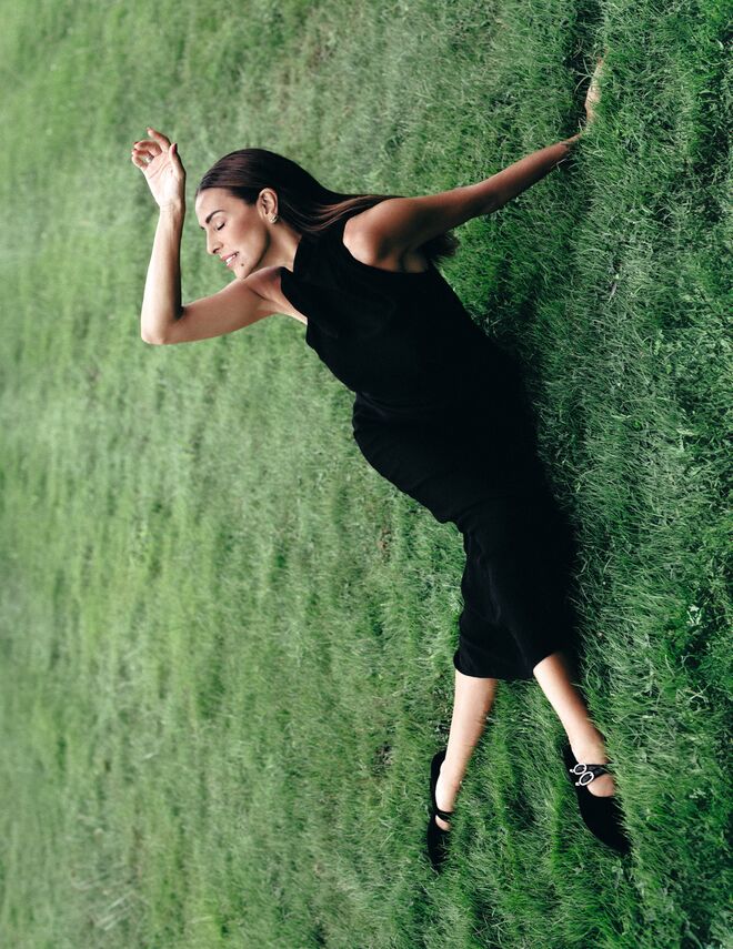 Vestido em seda e sapatos em veludo, ambos Longchamp.