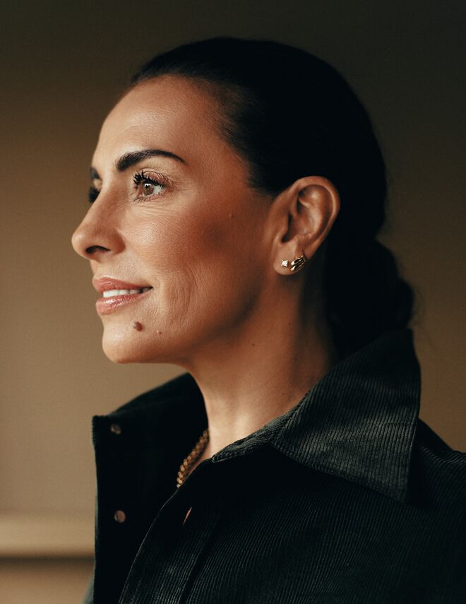 Vestido em seda e sapatos em veludo, ambos Longchamp.