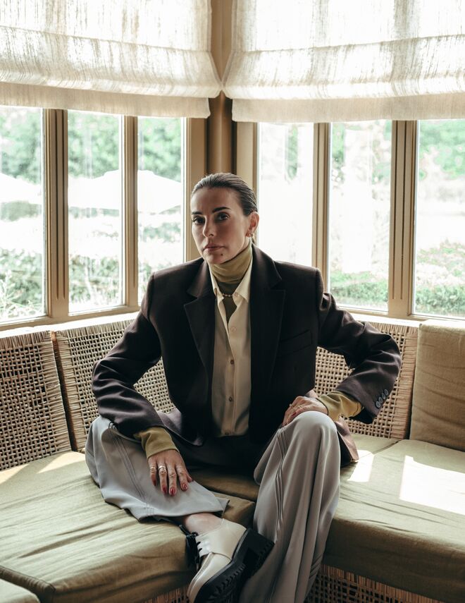 Vestido em seda e sapatos em veludo, ambos Longchamp.