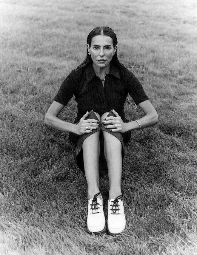 Vestido em seda e sapatos em veludo, ambos Longchamp.