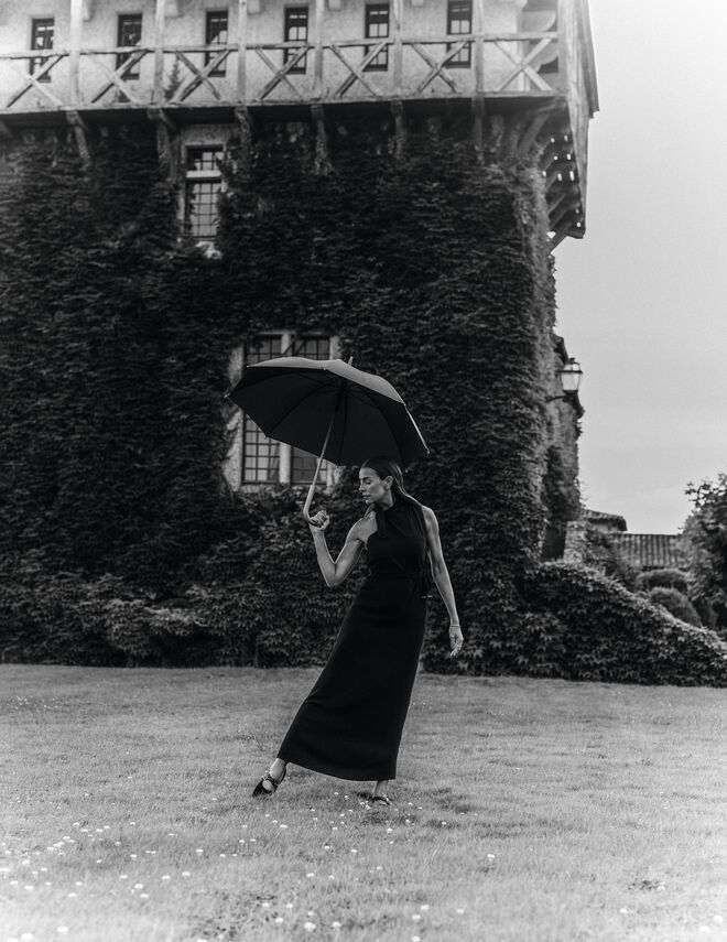 Vestido em seda e sapatos em veludo, ambos Longchamp.