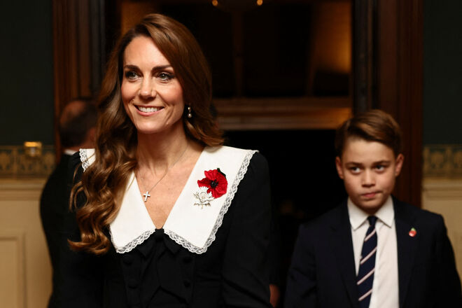 Kate Middleton interage com o público num evento em Londres