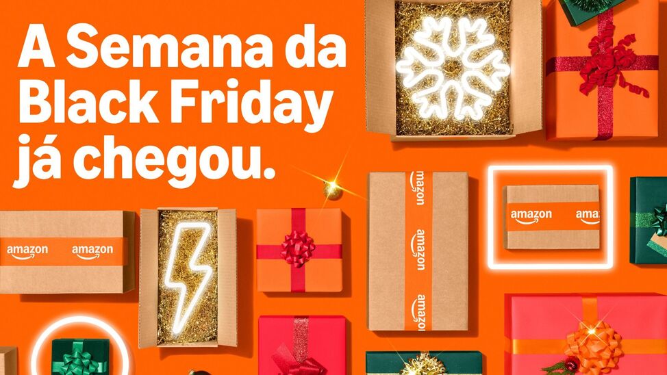 Mulher usa cartão e portátil para compras online na Black Friday Amazon