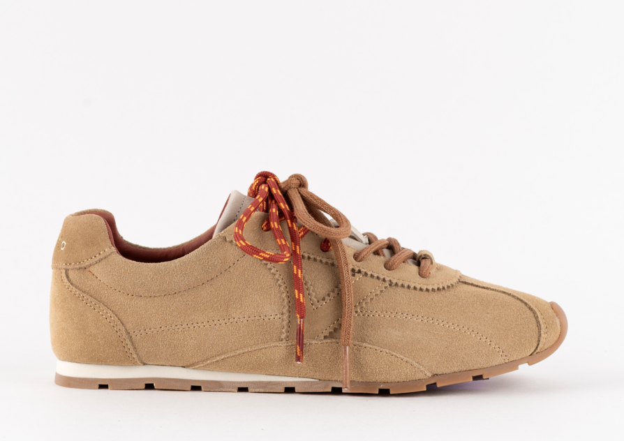 Moda de inverno: sapatilhas Victoria Shoes na neve, coleção 'Snow Much Fun'