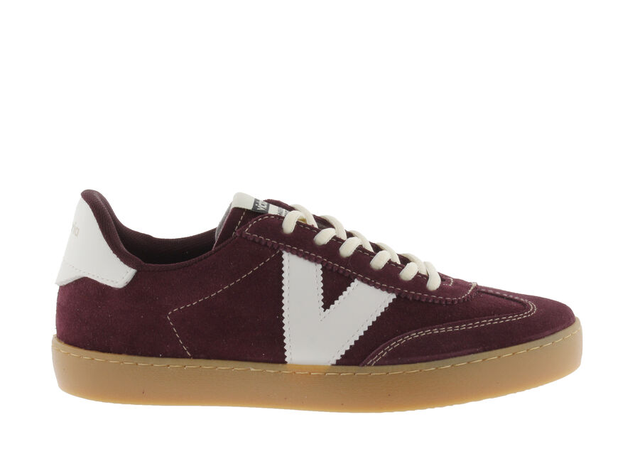 Moda de inverno: sapatilhas Victoria Shoes na neve, coleção 'Snow Much Fun'