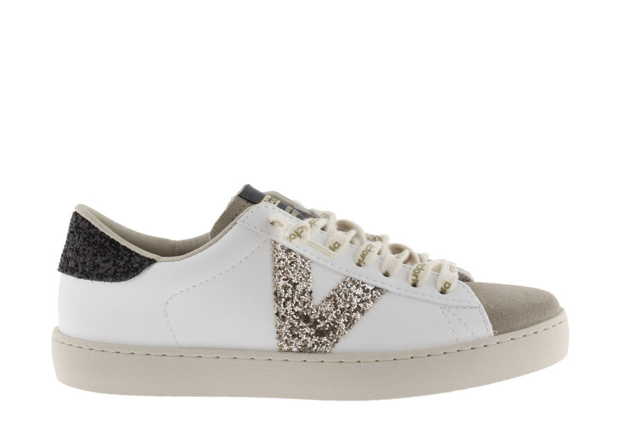 Moda de inverno: sapatilhas Victoria Shoes na neve, coleção 'Snow Much Fun'