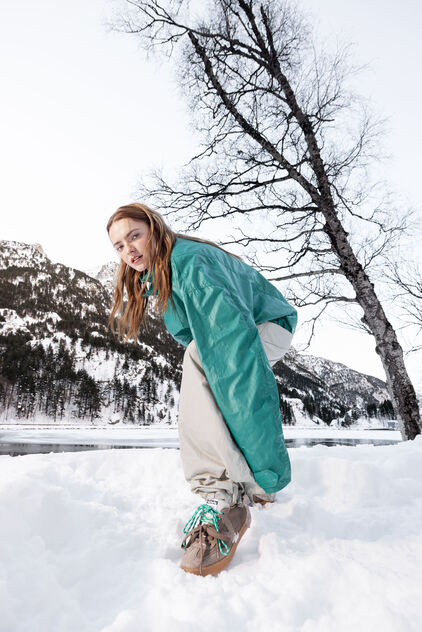 Moda de inverno: sapatilhas Victoria Shoes na neve, coleção 'Snow Much Fun'