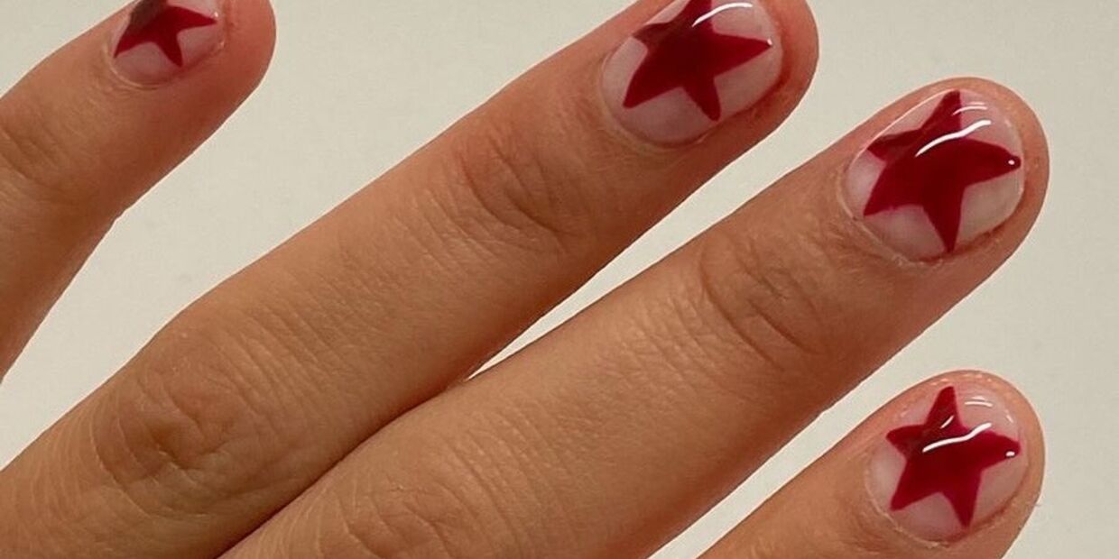 Unhas com estrelas vermelhas: nail art festiva para o Natal e o inverno