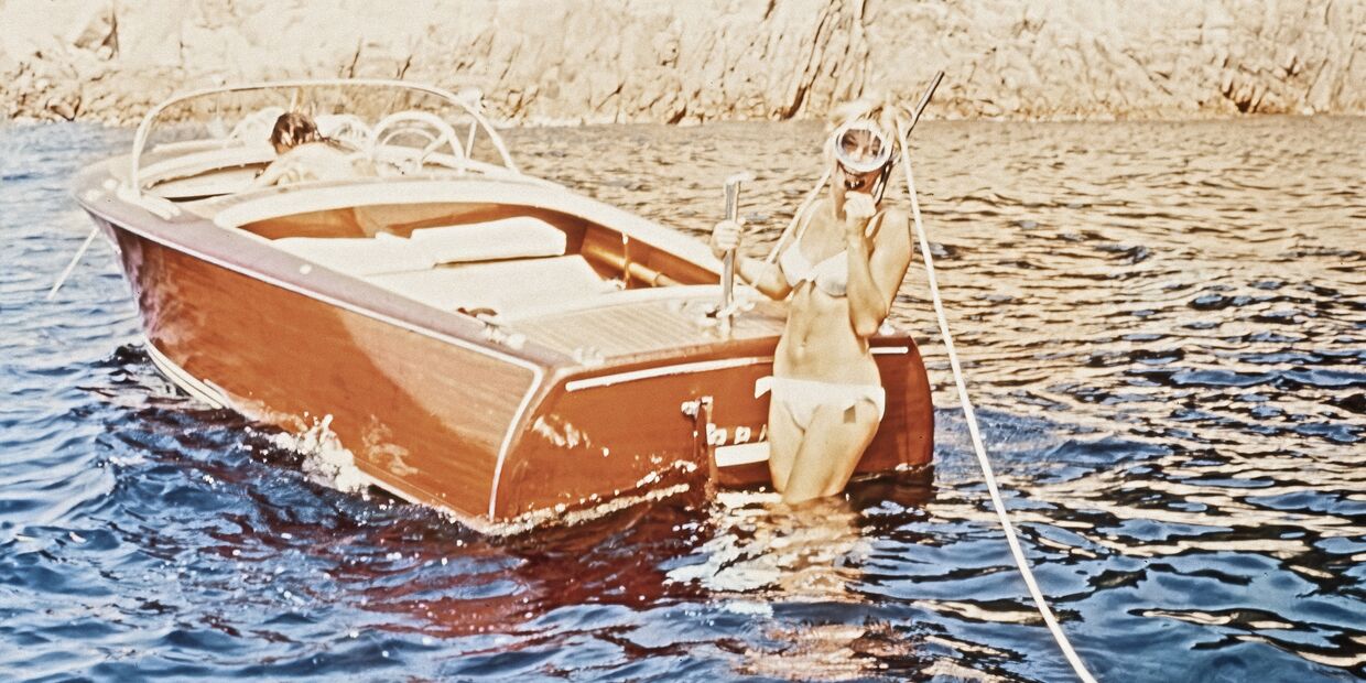 Brigitte Bardot faz mergulho de snorkel no Mediterrâneo nos anos 1960.