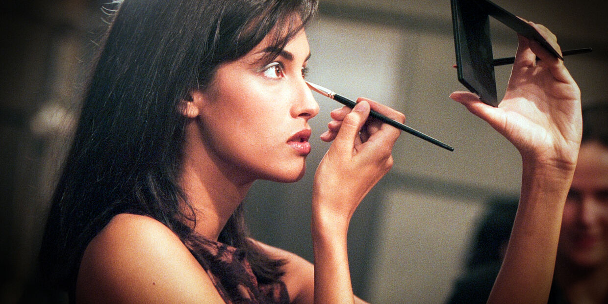  Yasmeen Ghauri nos bastidores durante o desfile Chloé Ready to Wear Primavera/Verão 1996