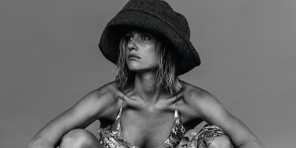 Vestido em veludo e lurex, botas em pele, chapéu, tudo Louis Vuitton.