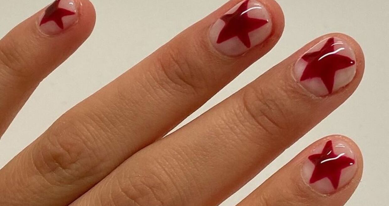 Unhas com estrelas vermelhas: nail art festiva para o Natal e o inverno