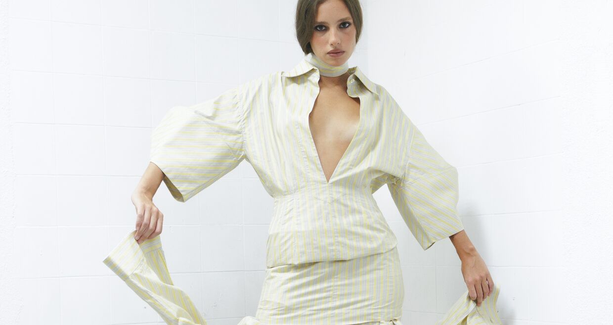 Modelo veste criação listada de Luís Carvalho