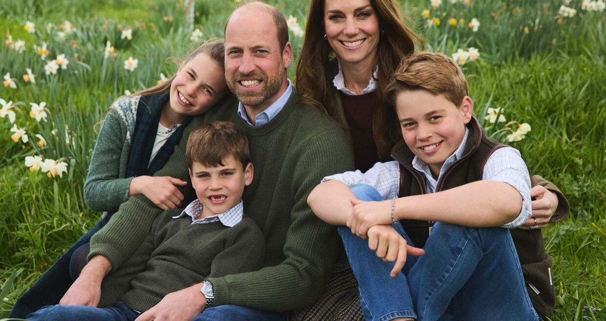 Família real posa para postal de Natal em Norfolk, com o Príncipe William, Kate e os filhos.
