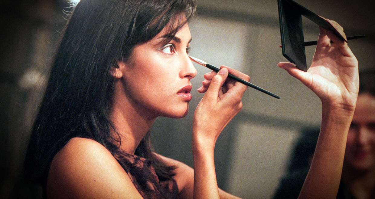  Yasmeen Ghauri nos bastidores durante o desfile Chloé Ready to Wear Primavera/Verão 1996