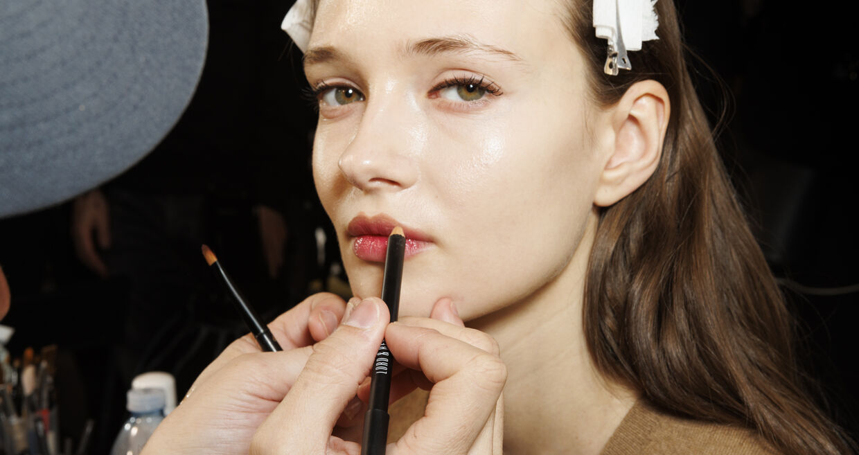 Modelo é maquilhada com cosméticos K-beauty nos bastidores em Seul