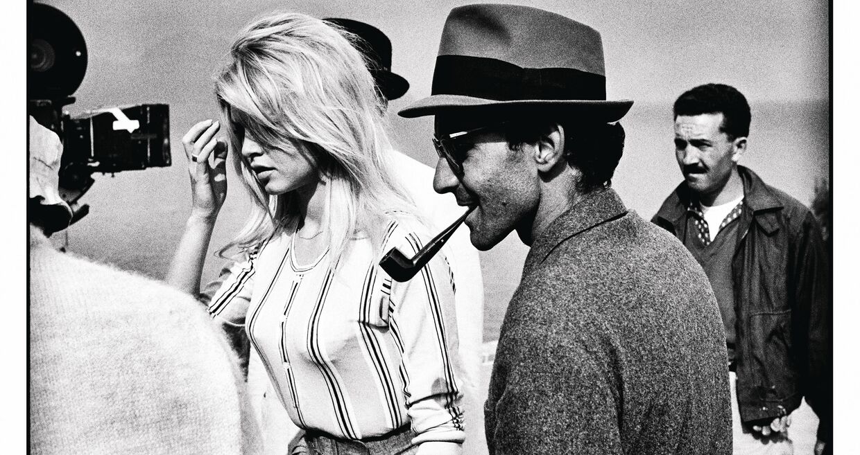 Brigitte Bardot, atriz francesa icónica, num momento captado por um fotógrafo