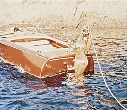 Brigitte Bardot faz mergulho de snorkel no Mediterrâneo nos anos 1960.