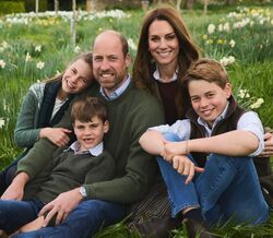Família real posa para postal de Natal em Norfolk, com o Príncipe William, Kate e os filhos.
