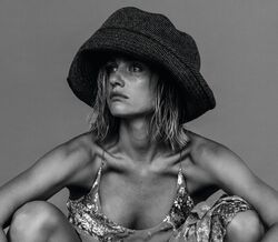 Vestido em veludo e lurex, botas em pele, chapéu, tudo Louis Vuitton.