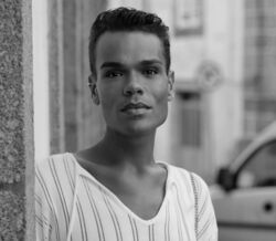 Zé Lopes aborda o bodyshaming e padrões estéticos em entrevista.
