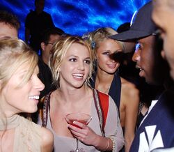 Nos anos 2000 havia um bombardeamento de notícias sobre mulheres que pareciam estar a falhar na vida e na sua relação com a fama. Britney Spears foi um dos maiores alvos.