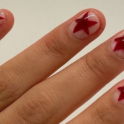 Unhas com estrelas vermelhas: nail art festiva para o Natal e o inverno
