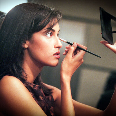  Yasmeen Ghauri nos bastidores durante o desfile Chloé Ready to Wear Primavera/Verão 1996