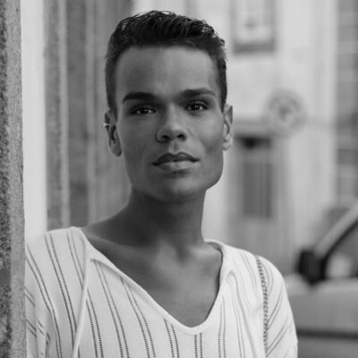 Zé Lopes aborda o bodyshaming e padrões estéticos em entrevista.
