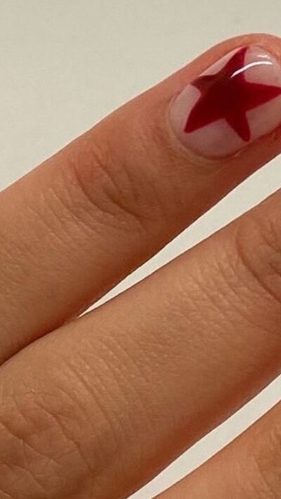 Unhas com estrelas vermelhas: nail art festiva para o Natal e o inverno