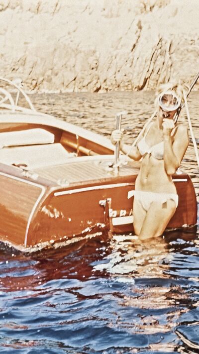 Brigitte Bardot faz mergulho de snorkel no Mediterrâneo nos anos 1960.