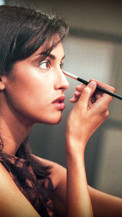  Yasmeen Ghauri nos bastidores durante o desfile Chloé Ready to Wear Primavera/Verão 1996