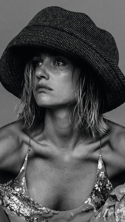 Vestido em veludo e lurex, botas em pele, chapéu, tudo Louis Vuitton.