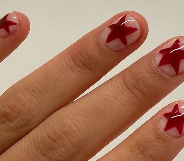 Unhas com estrelas vermelhas: nail art festiva para o Natal e o inverno