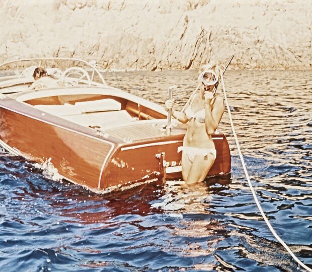 Brigitte Bardot faz mergulho de snorkel no Mediterrâneo nos anos 1960.