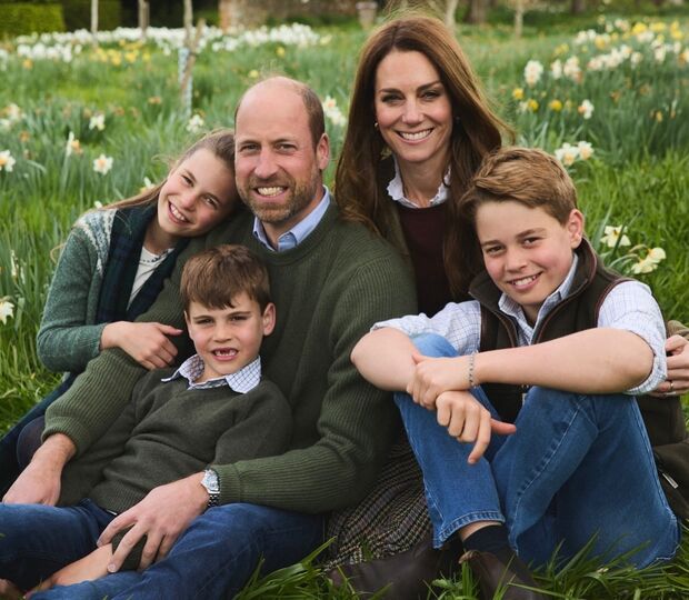 Família real posa para postal de Natal em Norfolk, com o Príncipe William, Kate e os filhos.
