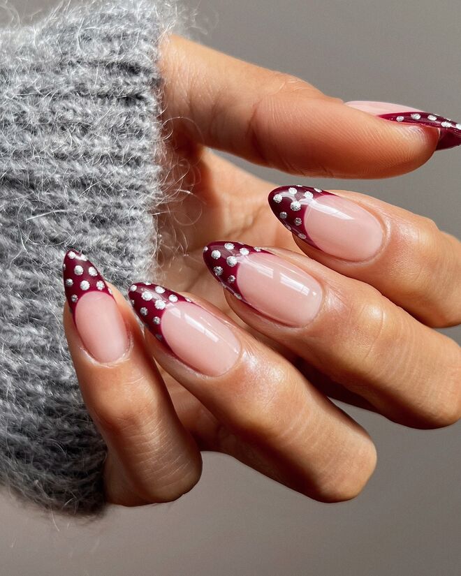 Oh lalà: francesa pronunciada em tom vinho, decorada com pequenos brilhos prateados que evocam a magia das luzes de Natal.