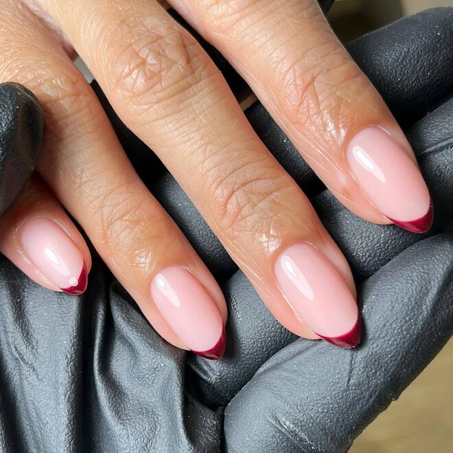 Uma francesa delicada em tom vinho sobre base rosa suave — simples, elegante e perfeita para esta época festiva em que menos é mais.