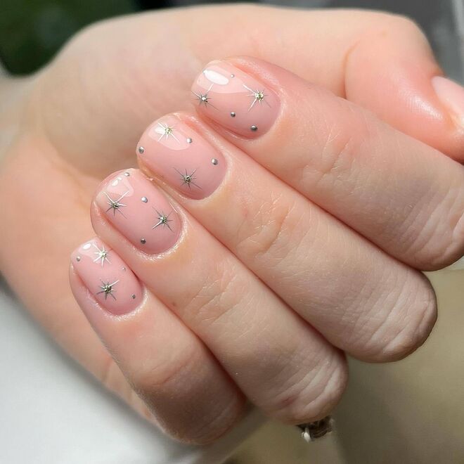 Brilho? Sim! Excessos? Não! Estas unhas evocam o brilho, mas de uma forma minimalista.