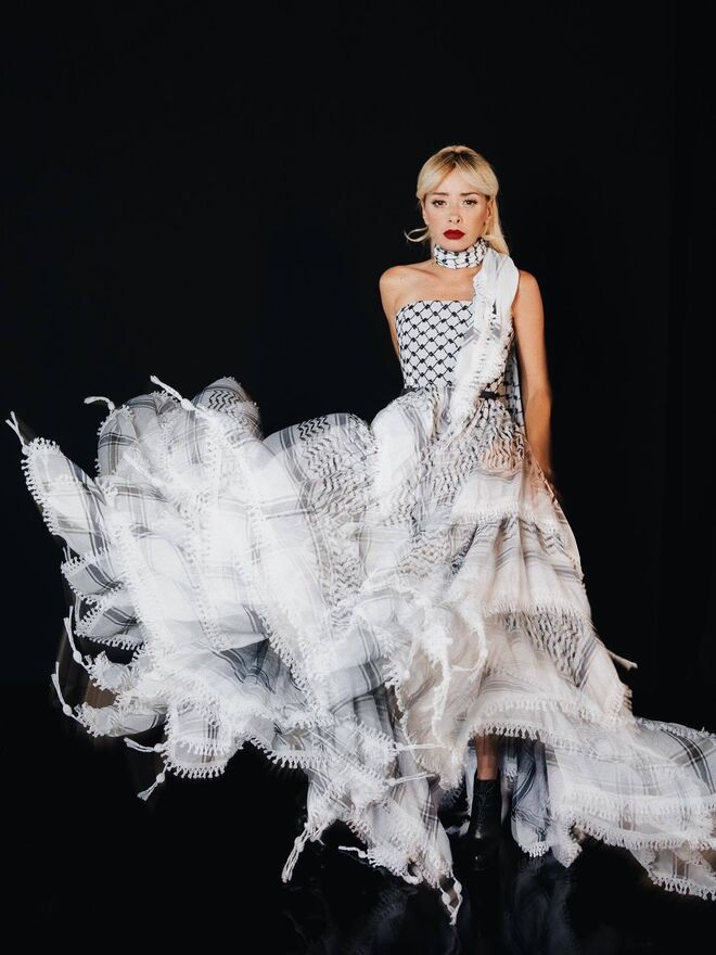 Mariza Liz num vestido feito a partir do lenço tradicional palestino, o Keffiyeh, feito por Luís Carvalho