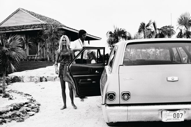 Brigitte Bardot surge espontânea e luminosa nas Bahamas, num registo inédito captado por Jicky Dussart