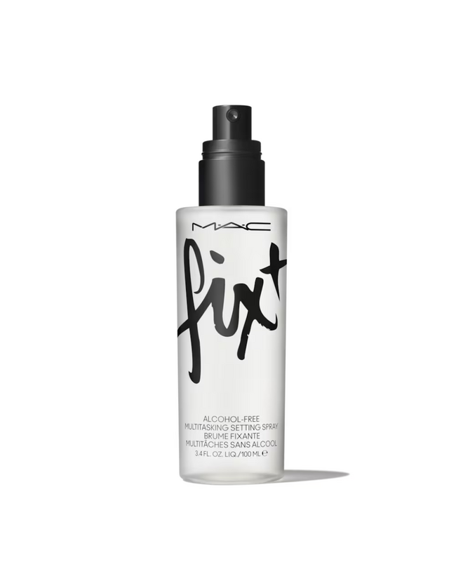  Yasmeen Ghauri nos bastidores durante o desfile Chloé Ready to Wear Primavera/Verão 1996