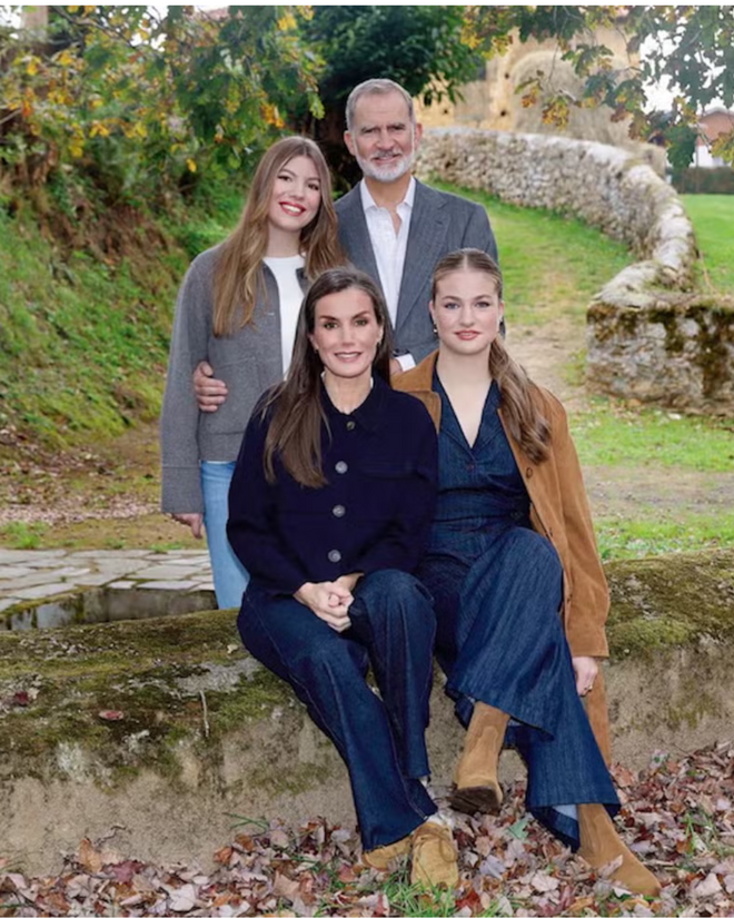 Família real posa para postal de Natal em Norfolk, com o Príncipe William, Kate e os filhos.
